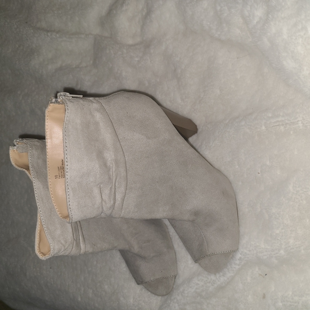 Express Size 10M  Faux Gray Suede - Picture 5 of 9